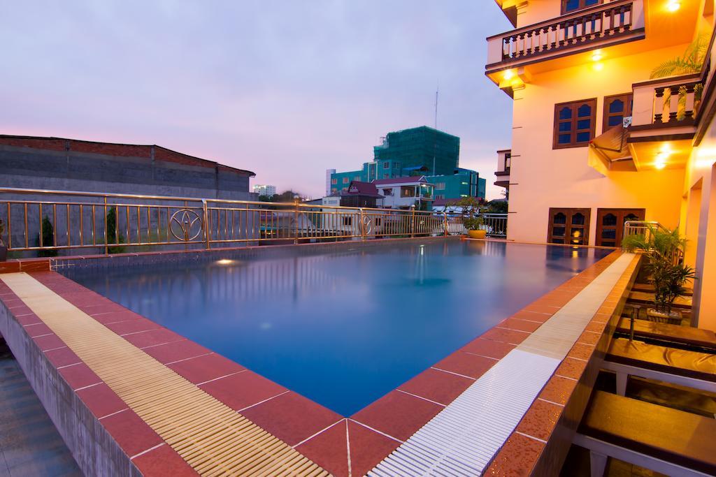 G Eleven Hotel Phnom Penh Exterior foto